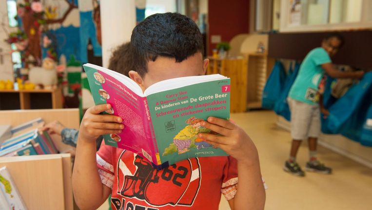 Begrijpend lezen op school zou begrijpend zoeken en begrijpend kijken moeten worden. Beeld Hollandse Hoogte