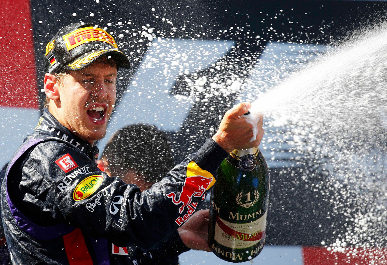 Обливание шампанским формула 1. Обливание шампанским формула 1. Поливание шампанским. Облить шампанским. Обливание шампанским.