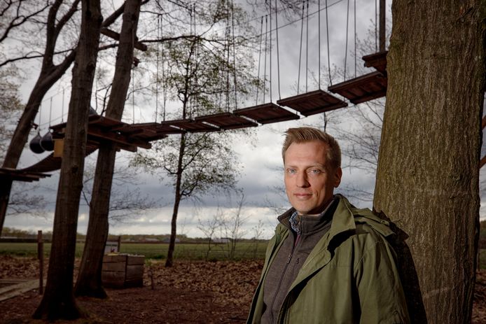Harrie van Puijenbroek, vijfde generatie in de textielfamilie, bij het klimbos op landgoed Gorp en Rovert.