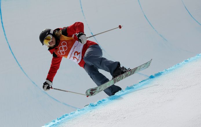 Elizabeth Marian Swaney met haar 'trucks' in de halfpipe.