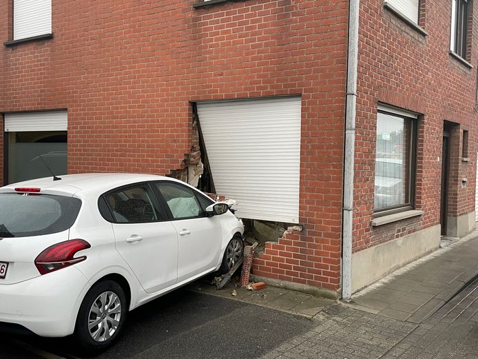 Langs de Brugsesteenweg in Kuurne kwam een Peugeot in de zijgevel van een woning terecht.