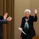 Iedereen blijft de Amerikaanse minister Yellen postzegels geven, maar daar vindt ze helemaal niks aan