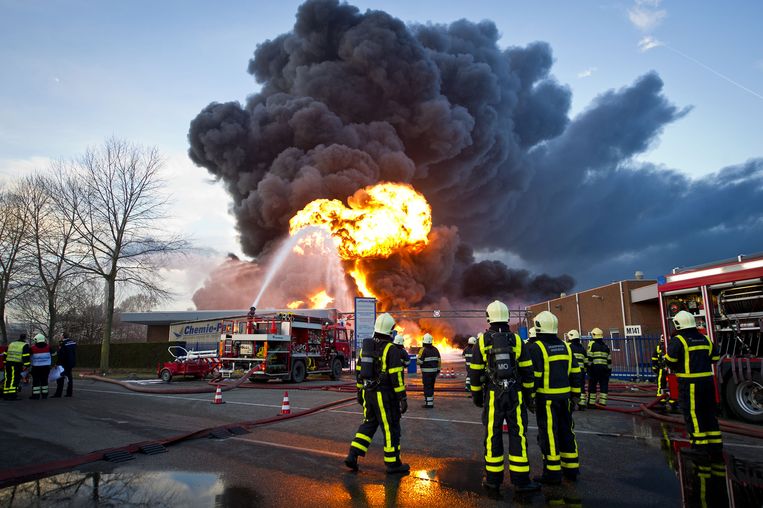 Beeld uit 2011: brandweerlieden bestrijden de brand bij Chemie-Pack in Moerdijk. Beeld anp