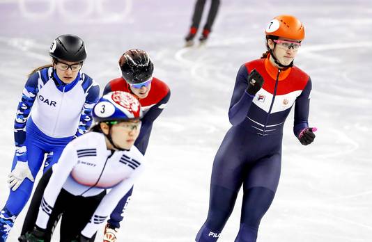 Suzanne Schulting balt haar vuisten na het behalen van de halve finale.