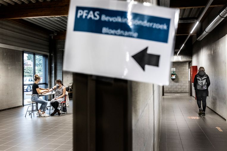 Inwoners van Zwijndrecht laten bloedstalen nemen voor onderzoek. De eerste resultaten zijn ernstig.
 Beeld Franky Verdickt
