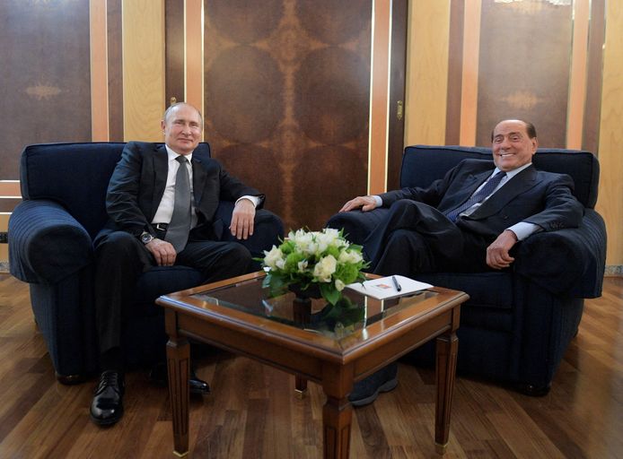 De Russische president Vladimir Poetin met Silvio Berlusconi in een luchthaven in Rome in 2019.