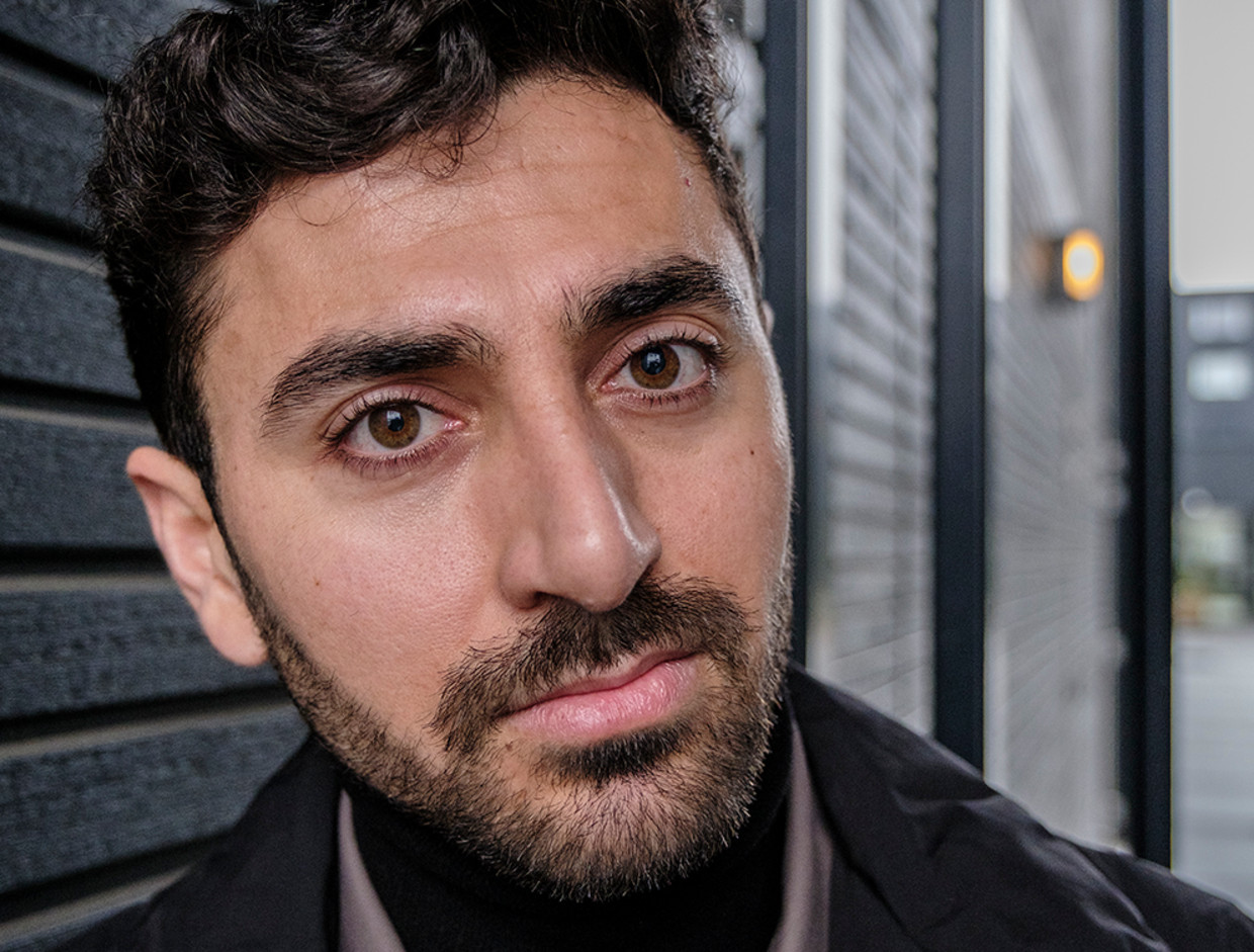 Wahhab Hasso (27), directeur van NL Helpt Yezidi's, biedt noodhulp aan ontheemden in de regio en ondersteunt vluchtelingen.  Beeld Patrick Post