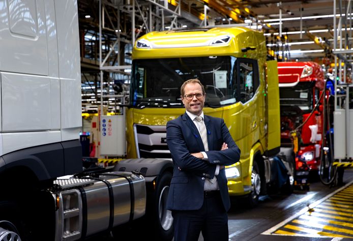 DAF-topman Harry Wolters bij de eerste DAF-trucks van de nieuwe generatie. DAF heeft er daarvan ‘enkele honderden’ afgeleverd.