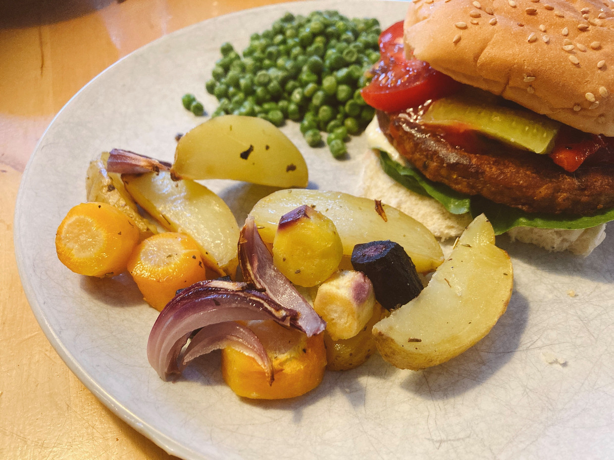 De Volkskeuken: memanggang sayuran dengan hamburger