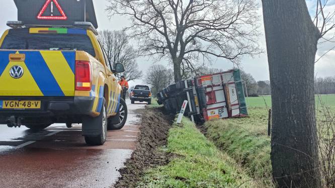 Vrachtwagen met 23 ton piepers raakt van de weg en belandt op zijn kant in Zieuwent