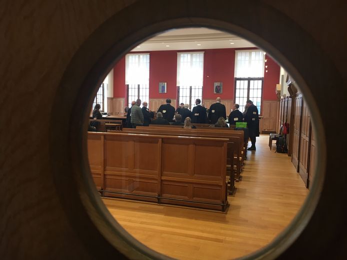 De advocaten en beklaagden verzamelden op de rechtbank in Kortrijk.