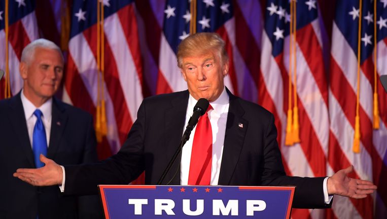 Donald Trump tijdens zijn overwinningsspeech. Links Mike Pence, de nieuwe vice-president. Beeld AFP