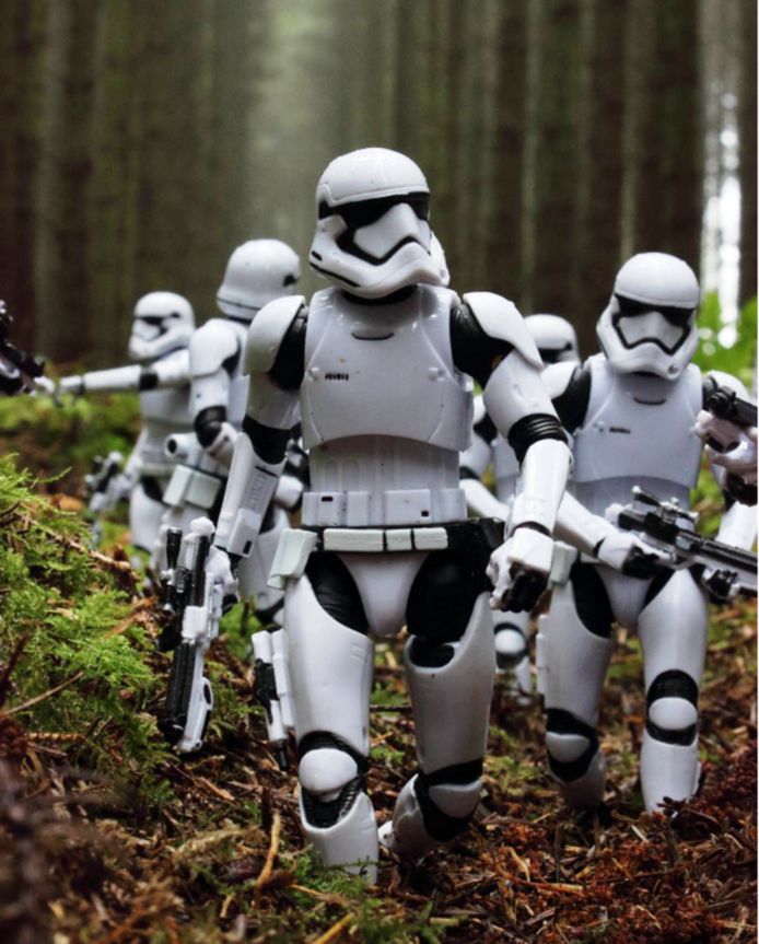 Aannames, aannames. Raad eens precedent elektrode Vader bouwt Star Wars scenes na met poppetjes van zoontje | Bizar | AD.nl