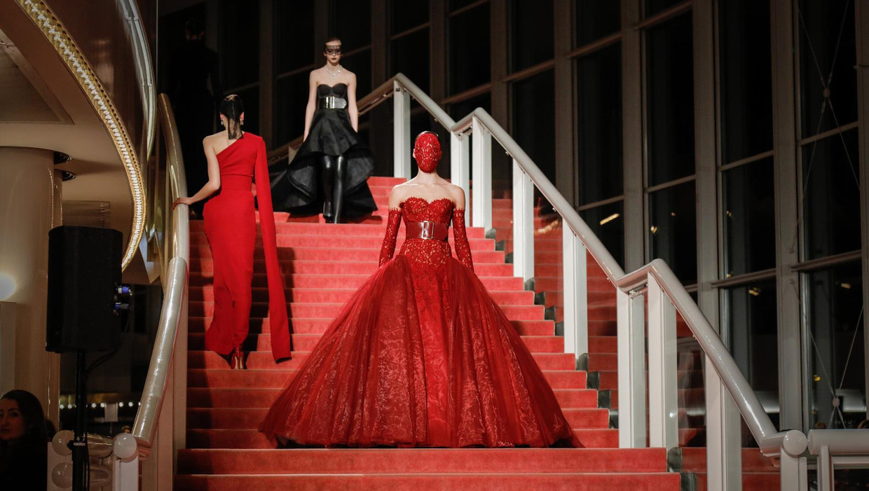 Hiel wees gegroet Flitsend Model met masker en gigantische strapless jurk van rood kant: Claes Iversen  keert terug naar couture waarmee het begon