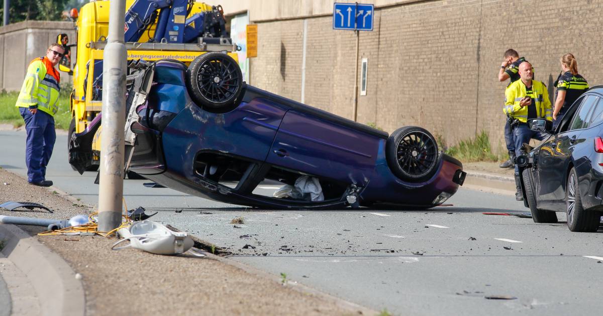 Auto komt op z'n kop terecht bij ongeval in Dordrecht.