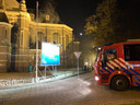 De gealarmeerde brandweer kon al snel weer retour: de rook boven de Grote Kerk in Apeldoorn  bleek loos alarm