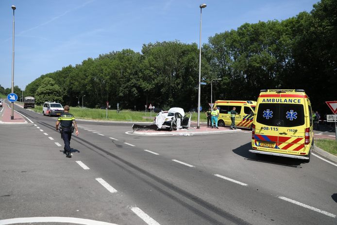 Politie en ambulancepersoneel op de Nieuwe Ubbergseweg bij Nijmegen na het fatale ongeluk.