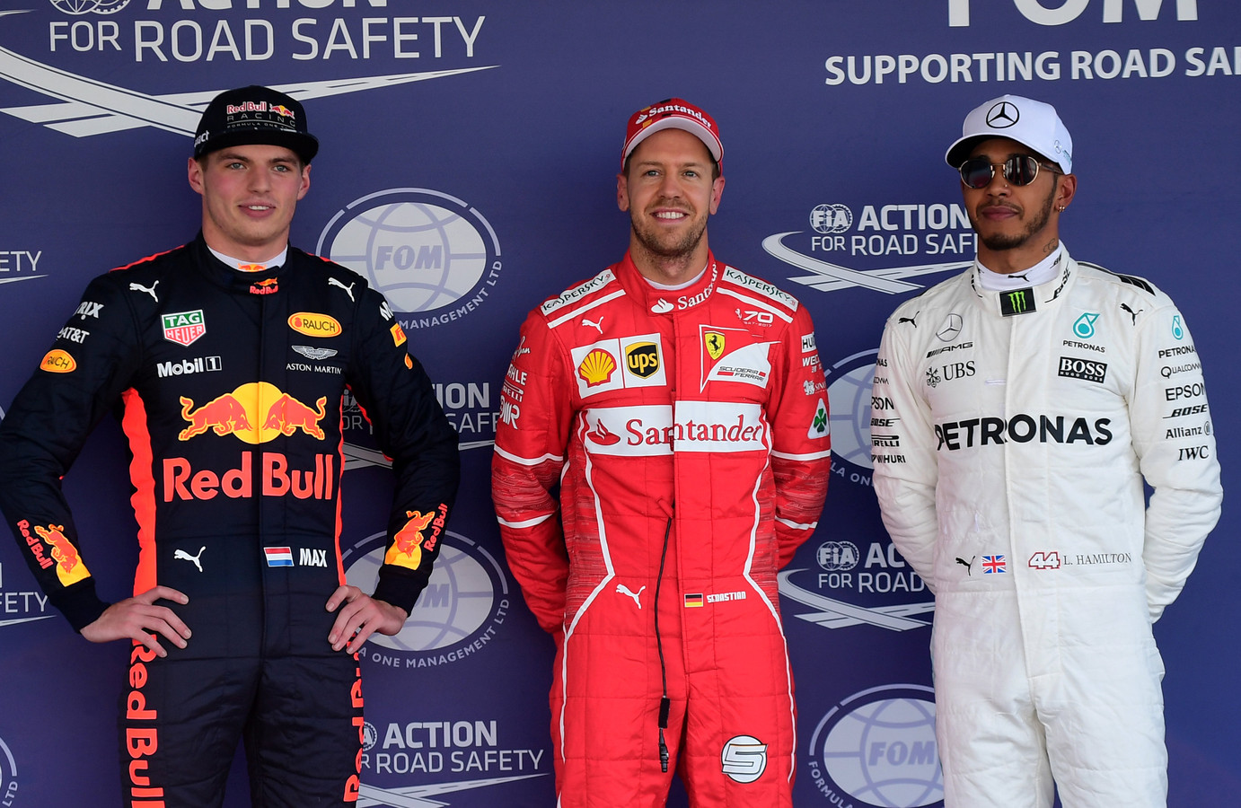 Vlnr: Max Verstappen, Sebastian Vettel en wereldkampioen Lewis Hamilton.