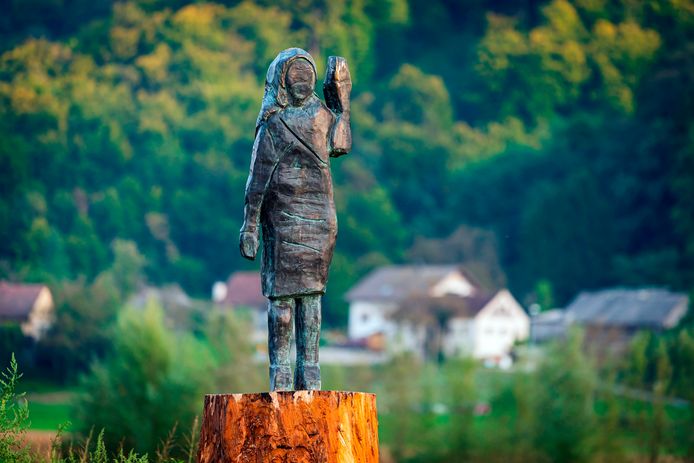 Een bronzen replica van een houten beeld van First Lady Melania Trump. Het origineel werd vorig jaar door onbekenden in brand gestoken.