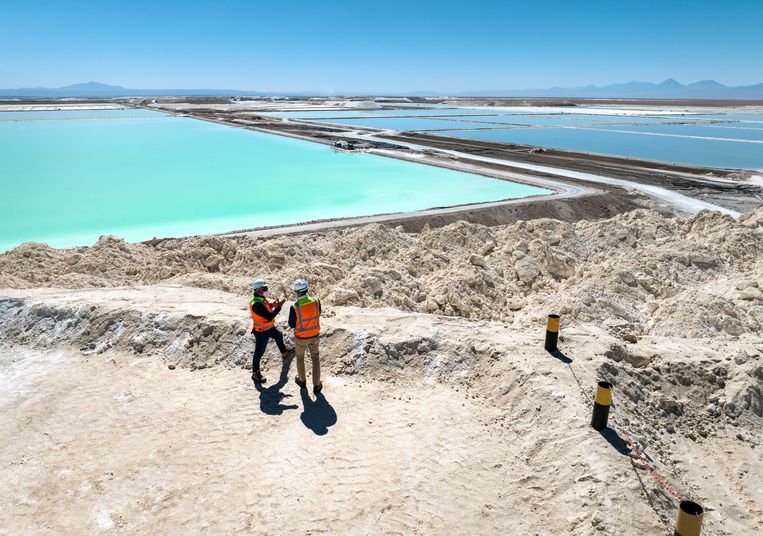 Bezoekers staan boven op een grote zoutberg in een mijn waar lithium wordt ontgonnen in de Atacama-woestijn in Salar de Atacama, Chili. Investeren in die grondstof is momenteel bepaald niet goedkoop.  Beeld Getty Images