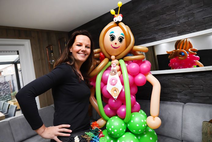 Clown Kim neemt zelfs op vakantie haar ballonnen mee: 'Mooiste ter wereld' | Voorne-Putten | AD.nl