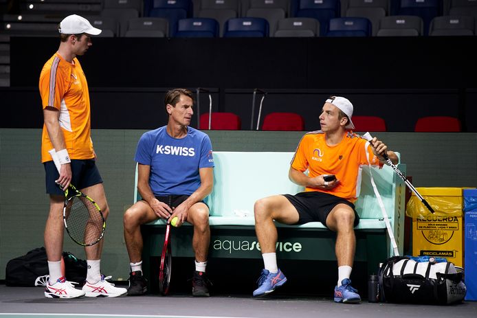Botic van de Zandschulp, Paul Haarhuis en Tallon Griekspoor (vlnr) tijdens de kwartfinale van de Davis Cup tegen Australië.