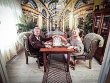 Lijkt alsof John en Gundi in Galerie Vivienne in Parijs zijn, maar ze zitten gewoon in hun woonkamer 