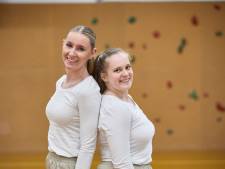 Lochemse Liz (16) en Julia (16) luiden de noodklok: ‘Onze jazzdancefamilie mag niet verdwijnen’