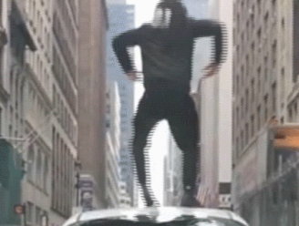 VIDEO. Fietser valt Uberchauffeur aan en danst op zijn auto