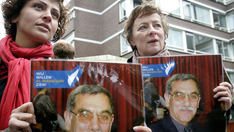 Demonstranten tonen een foto van Abdullah al-Mansouri tijdens de demonstratie in Den Haag (2007). Beeld anp