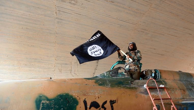 Een strijder van Islamitische Staat in de Syrische stad Raqqa. Beeld AP