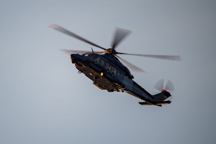 Een politiehelikopter cirkelde tientallen minuten boven Tilburg Noord in de hoop de overvallers te kunnen traceren.