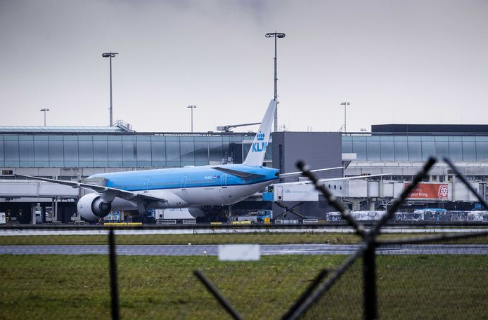 Op Schiphol hebben 61 passagiers van twee vliegtuigen die vrijdag terugkeerden uit Zuid-Afrika, positief getest op Covid-19.