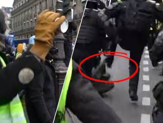 VIDEO. Geel hesje gooit kartonnen bekertje naar politie. Hij krijgt slagen en stamp terug