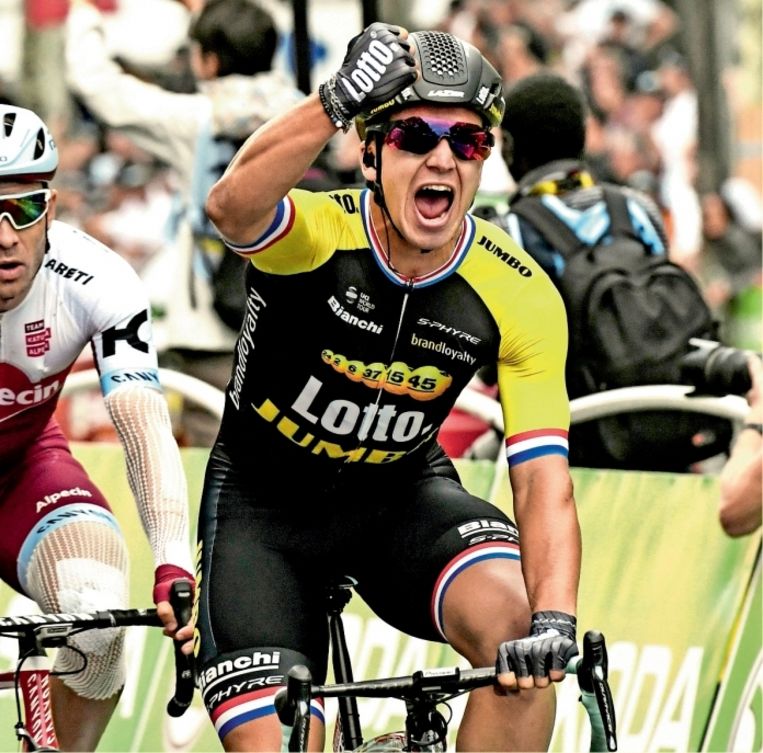 'Groenewegen: 'Mijn overwinning tijdens de slotrit van de Tour 2017, op de Champs-Elysées: dát was het keerpunt in mijn carrière.''

 Beeld 