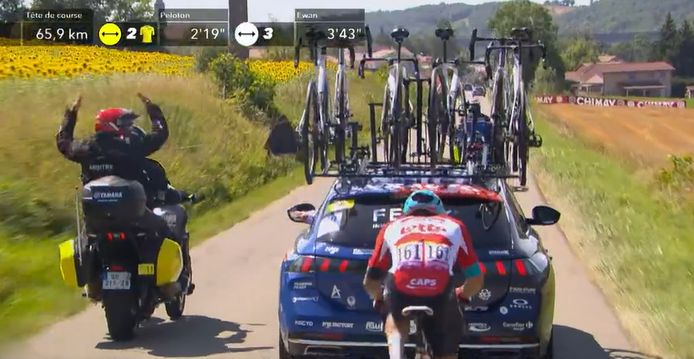 De jury maant de volgwagen van Alpecin-Deceuninck aan om weg te rijden.