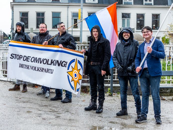 De Dietse Volkspartij demonstreert bij de vluchtelingenopvang in het City Lodge Hotel aan de Wittevrouwensingel.