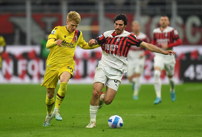 Jerdy Schouten namens Bologna in duel met AC Milan-middenvelder Sandro Tonali.
