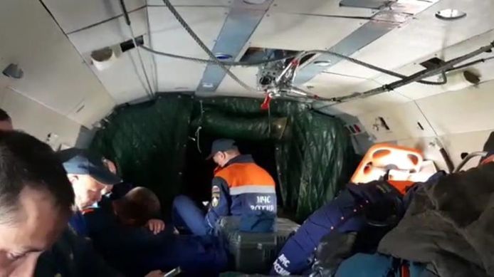 Een groep reddingswerkers die betrokken waren bij de zoektocht naar het neergestorte vliegtuig.