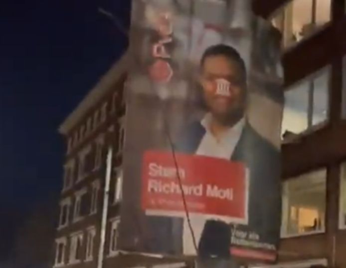 Een poster van Moti, net beplakt met een Forum-sticker, te zien op het filmpje van Reitema.