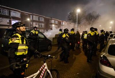 Meerdere agenten gewond door bekogeling met vuurwerk in Nederland
