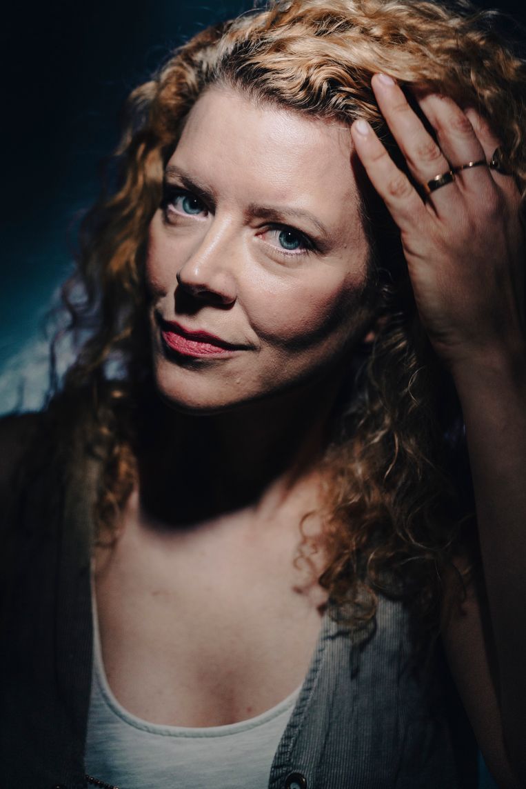 ‘Na de geboorte van mijn tweede kind heb ik van de ene dag op de andere een angstaanval ­gekregen. Ik ben zo hard beginnen te ­flippen dat ik mijn baby niet meer durfde aan te raken.' Beeld © Stefaan Temmerman