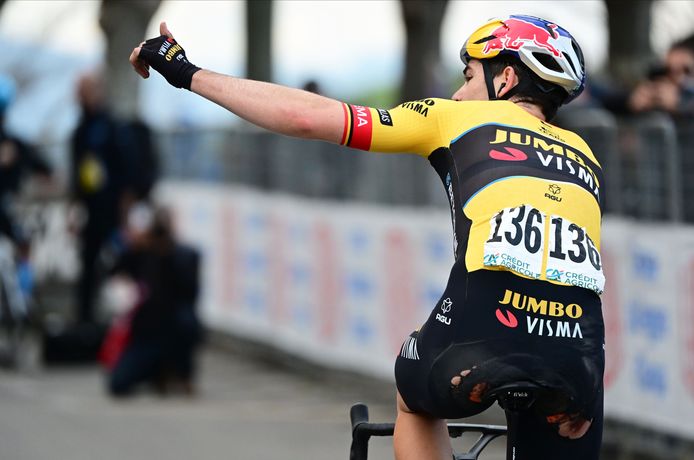 Wout van Aert steekt ondanks zijn verwondingen zijn duim op.