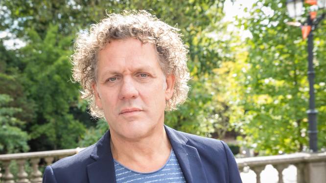 Kees van der Spek: ‘Liever rechtop sterven dan op mijn knieën leven’ staat op kuit Peter R getatoeëerd