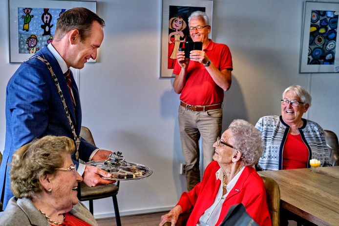 Burgemeester Bram van Hemmen van de gemeente Hoeksche Waard verraste de 100-jarige Willy Boender met een schaal met honderd bonbons