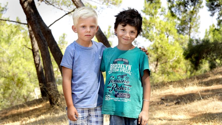 ARCHIE (5) EN WISSAM (6) uit Jersey en Damascus. Archie keek enigszins geschokt toen Wissam vertelde dat hij niet zo van voetbal houdt. Wissam zat thuis op karate. Beeld Marieke ven der Velden