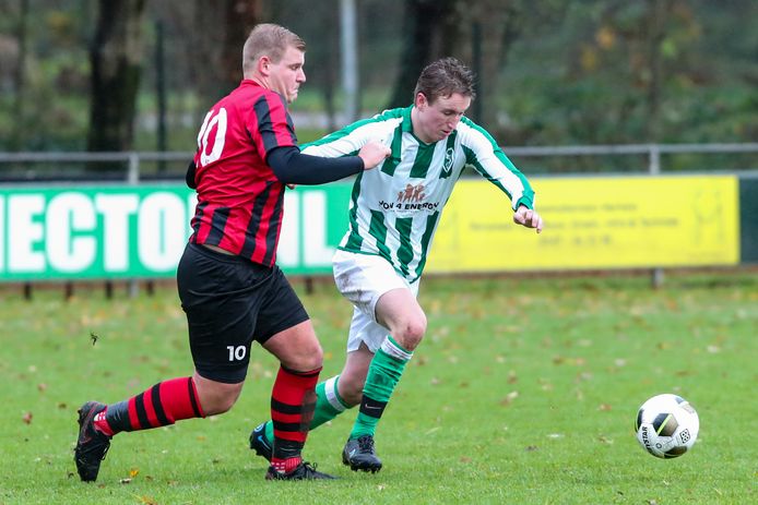Tim van het Bolscher (links) scoorde het tweede doelpunt van Rood Zwart. Hier duelleert hij met Jeroen Heuten van Hector.