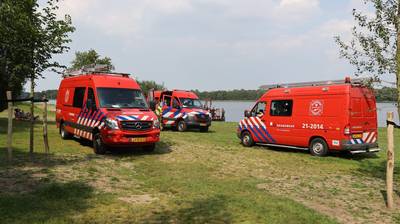 Met man en macht gezocht naar ‘vermiste vrouw’ bij plas in Vlijmen, maar ze blijkt gewoon in de zon 