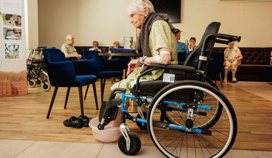 ‘Twee jaar een consultant betalen om dan vast te stellen dat er geen geld is voor airco’s?’ Vlaanderen bestelt onderzoek naar impact hitte (en oogst kritiek)