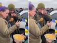 Oekraïners geven thee en eten aan Russische soldaat. Wanneer hij zijn moeder aan de lijn krijgt, breekt hij